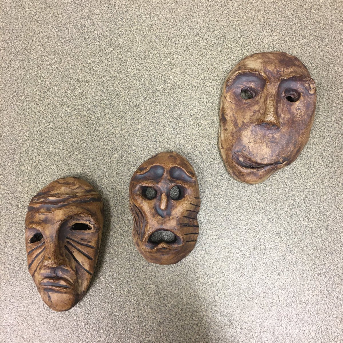 hduvialard's tweet photo. Masques en grès passés à l’oxyde de fer. Atelier #céramique collège #Commynes #Tours https://t.co/Uf9FEQ4ENX