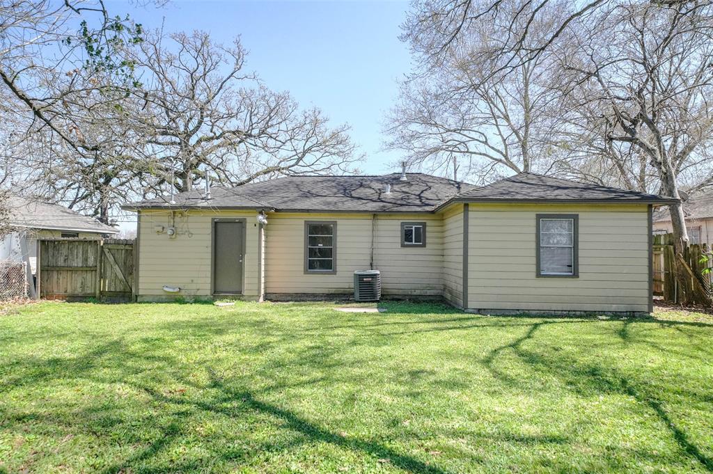 elevatustx's tweet photo. Congratulations to Alex &amp; his clients for closing on their new home in this competitive market! 🎉
Contact Alex to set up a buyer’s consultation if you are in the market to buy a home🏡
alex@elevatustx.com

#closingday #houstonrealtor #houstonrealestate #justsold #elevatustx https://t.co/TN3ahi3Sv5