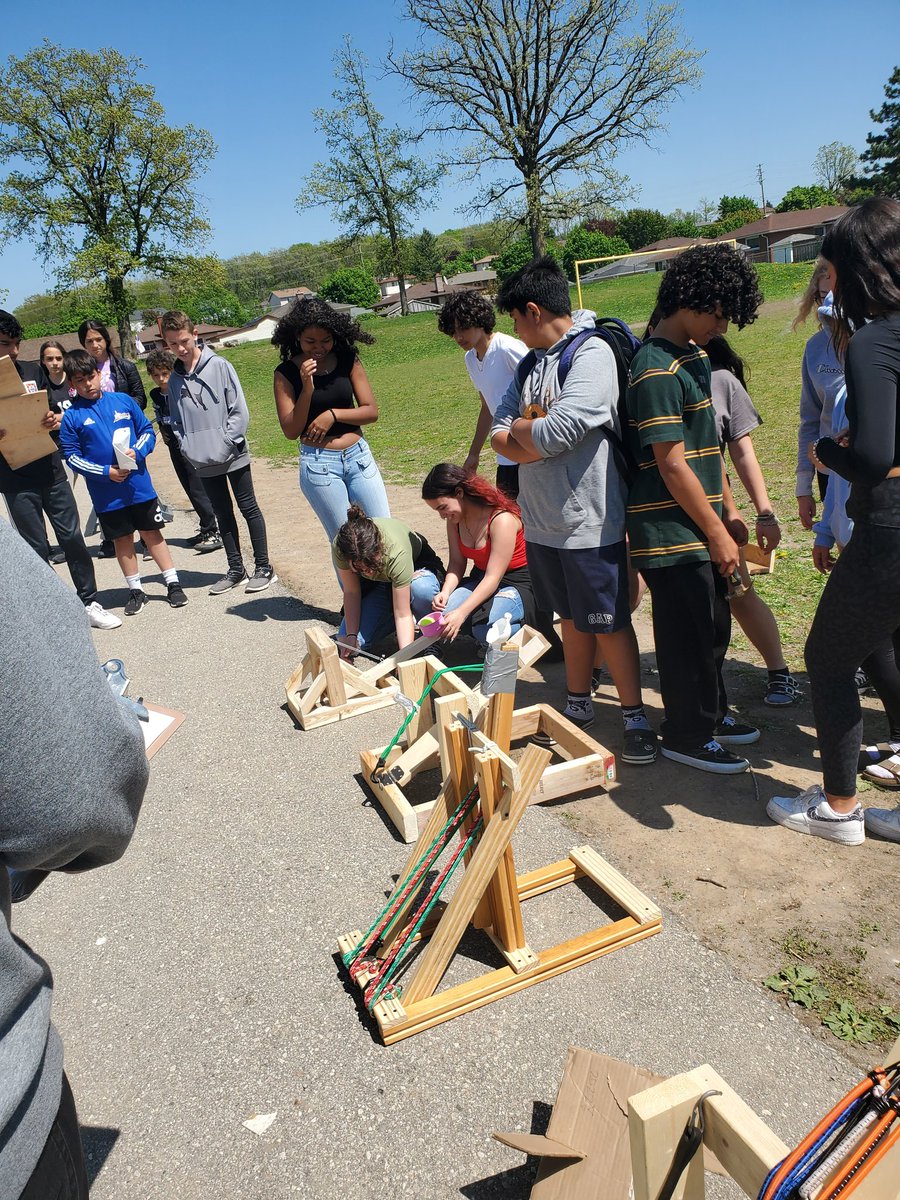 AngelaIanni3's tweet image. The sun came out for our Catapult Challenge! Our grade 8's showcased some amazing designs, and some fierce competition! #launchit @svdptiger