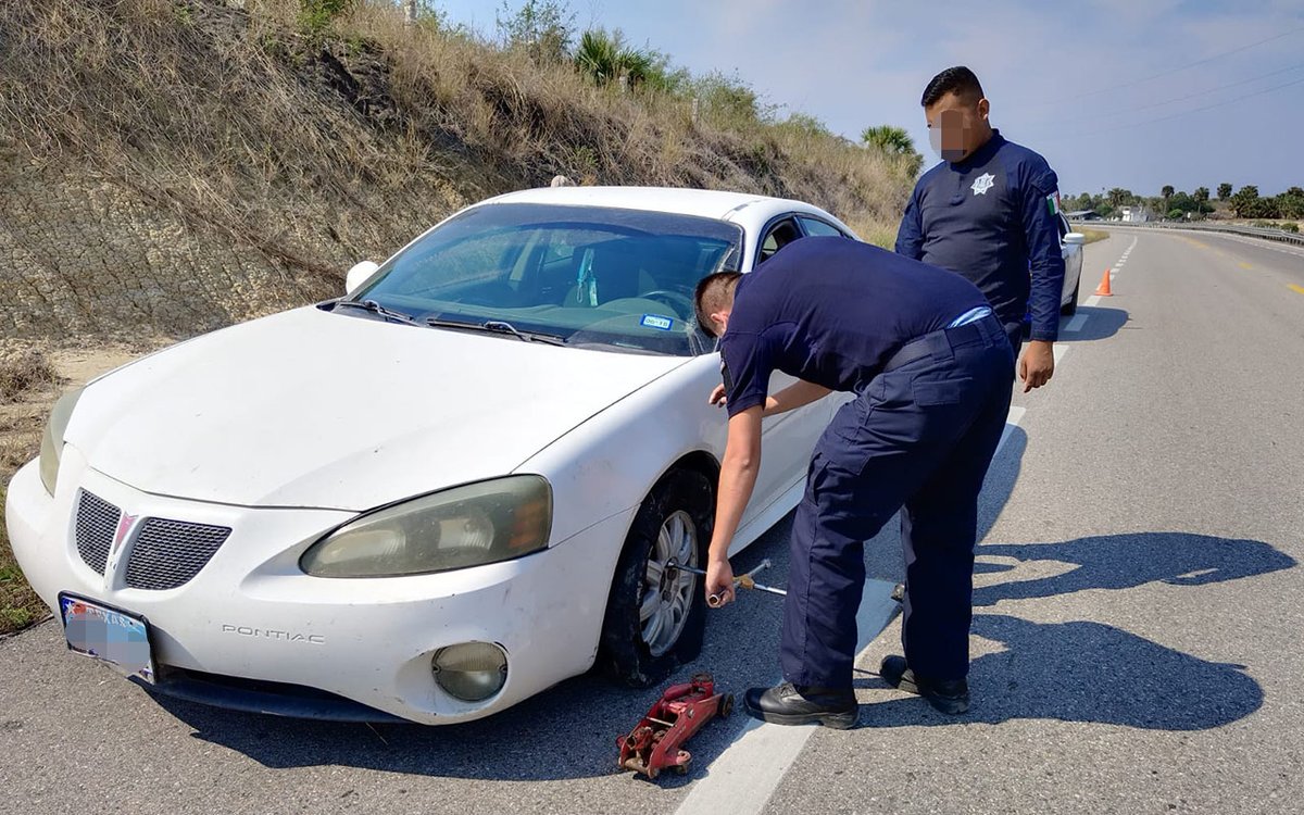 #PrevencióndelDelito La #PolicíaEstatal de Tramos Carreteros, realiza recorridos de #Vigilancia en carreteras de #Tamaulipas, ofreciendo apoyo mecánico, de arrastre y de información a los automovilistas: 911 para emergencias y 089 para denuncia anónima #Contigo #Cercadeti