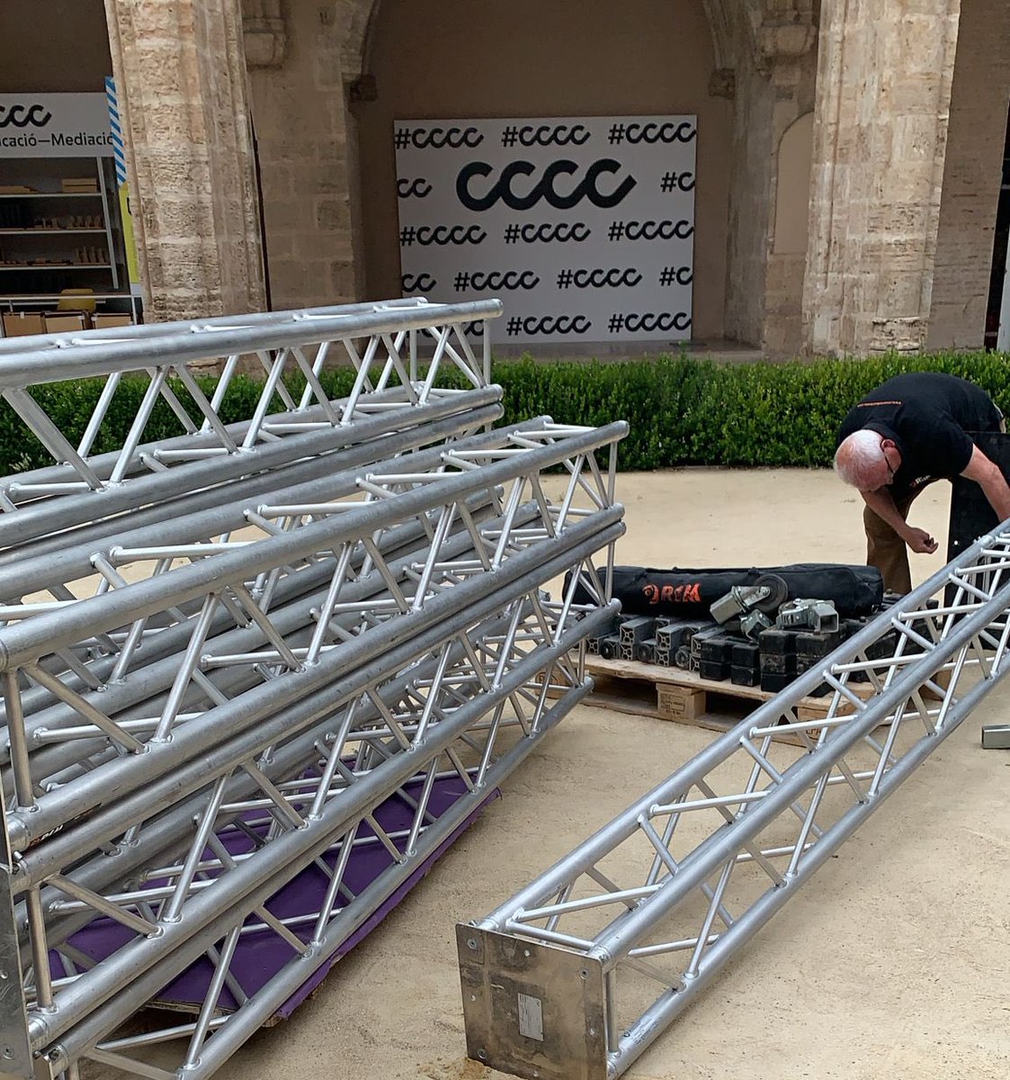 Sonorasmusic's tweet photo. ⚒ Hoy ha comenzado el montaje de #SONORASIV
✨Todo preparado para la primera jornada de mañana a las 20:00h
¡Ya no queda nada! 😍
🔗 20 y 21 de mayo
📍@centredelcarme
🎫 Acceso libre https://t.co/6AF2qyuKlS