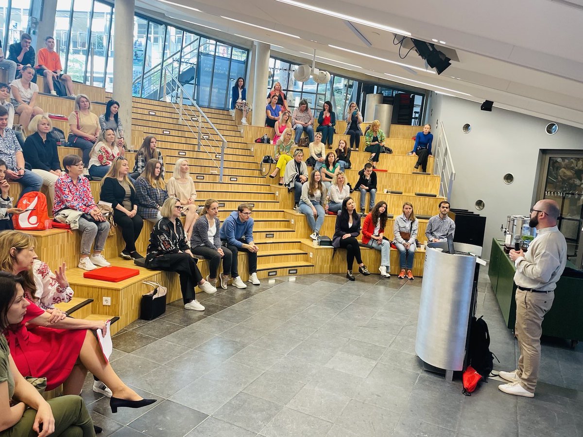 More than 350 Ukrainians have already received the opportunity to learn English and Dutch in De Haagse Hogeschool <a href="/dehaagse/">De Haagse Hogeschool / THUAS (INACTIEF/INACTIVE)</a>
Grateful to <a href="/EMMinnemann/">Elisabeth Minnemann</a>, <a href="/Navitas/">Navitas</a> and Iryna Burkovska for this initiative. 
I met the team of big supporters of Ukraine.