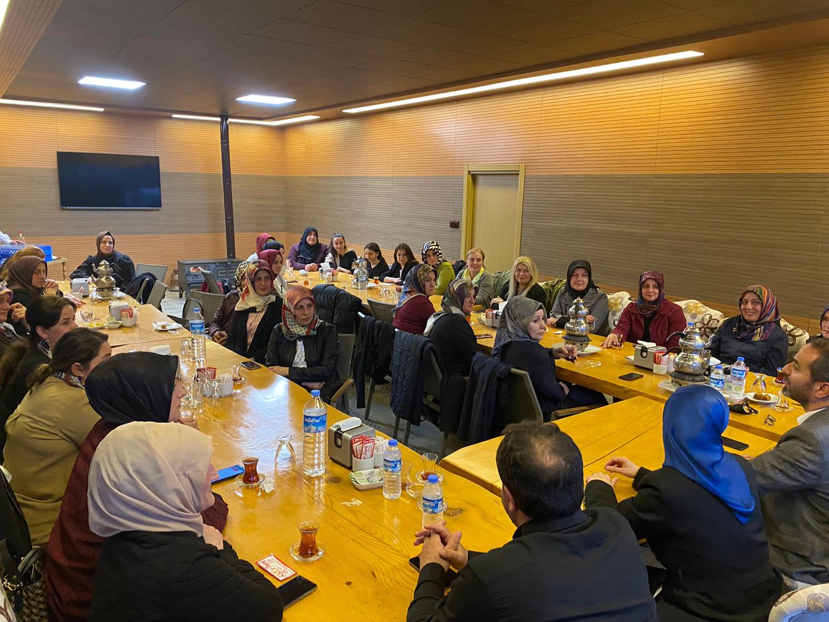 akkadinrize's tweet photo. İl Başkanımız İshak Alim, İl Kadın Kolları Başkanlığımızın haftalık olağan yönetim kurulu toplantısına katılarak, hasbihalde bulundu.Ayrıca  Rize Artvin Havalimanı programımızın hazırlık aşamasındaki çalışmalardan dolayı teşkilatımıza teşekkür etti. https://t.co/Lw3pGGN6RO