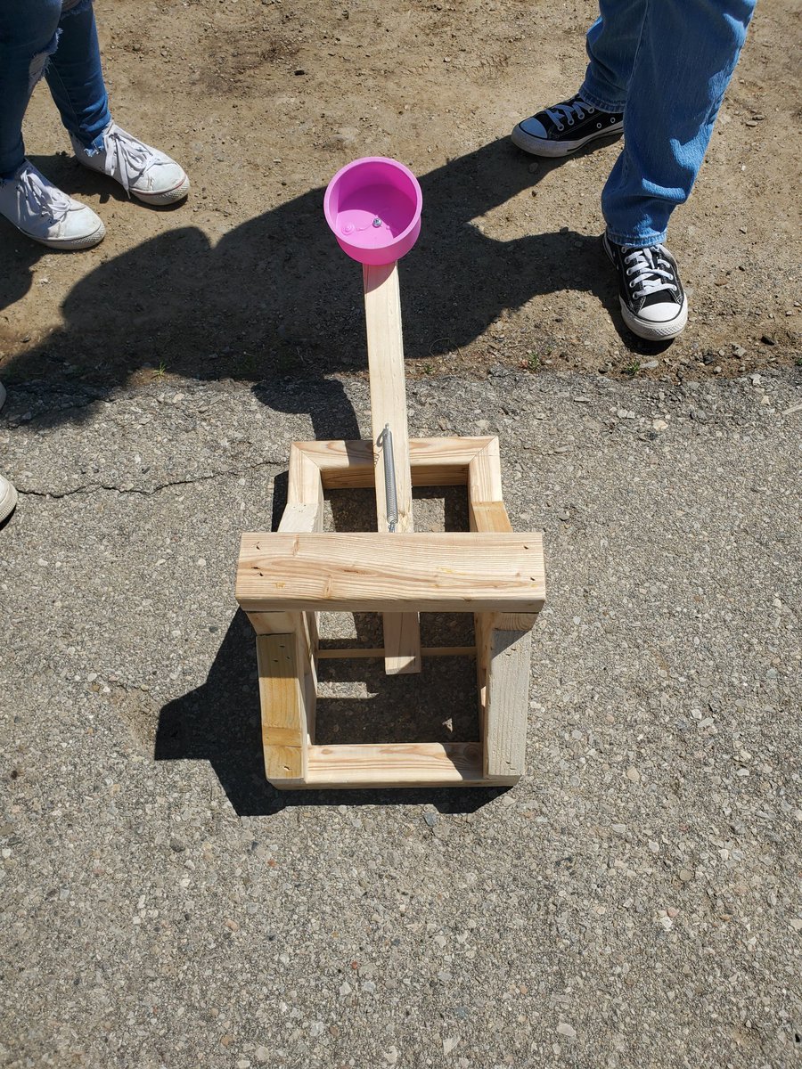 AngelaIanni3's tweet image. The sun came out for our Catapult Challenge! Our grade 8's showcased some amazing designs, and some fierce competition! #launchit @svdptiger