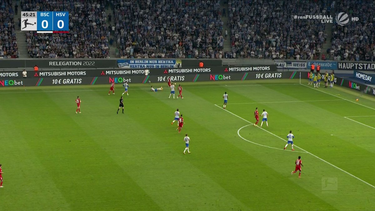 PredatorJr's tweet image. Da stehen die Spieler und machen sich warm. Und aus der Tribune fliegt ein Böller. Niemanden juckt das? #spielabbruch #BSCHSV