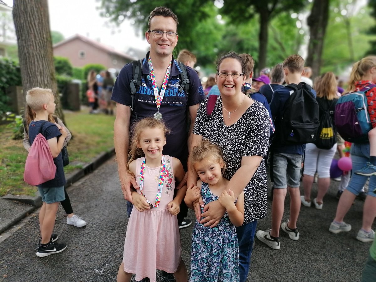 Vier gezellige wandelavonden gehad.
Trots op mijn meiden die dit voor het eerst deden. Vier avonden achter elkaar 5 kilometer.
Het zit er op, volgend jaar weer.