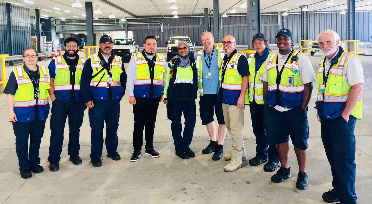@united #IAD #Congratulations to Ramp Lead Rick on his 35th year with United Airlines, thank you for all you do for our customers. Also welcoming Jorge Sarmiento to our Dullas Team! #leadsmeeting @Jsarmiento360 @deck_68 @EddieLGordonJr1 @johntesta24 @safety @AOSafetyUAL