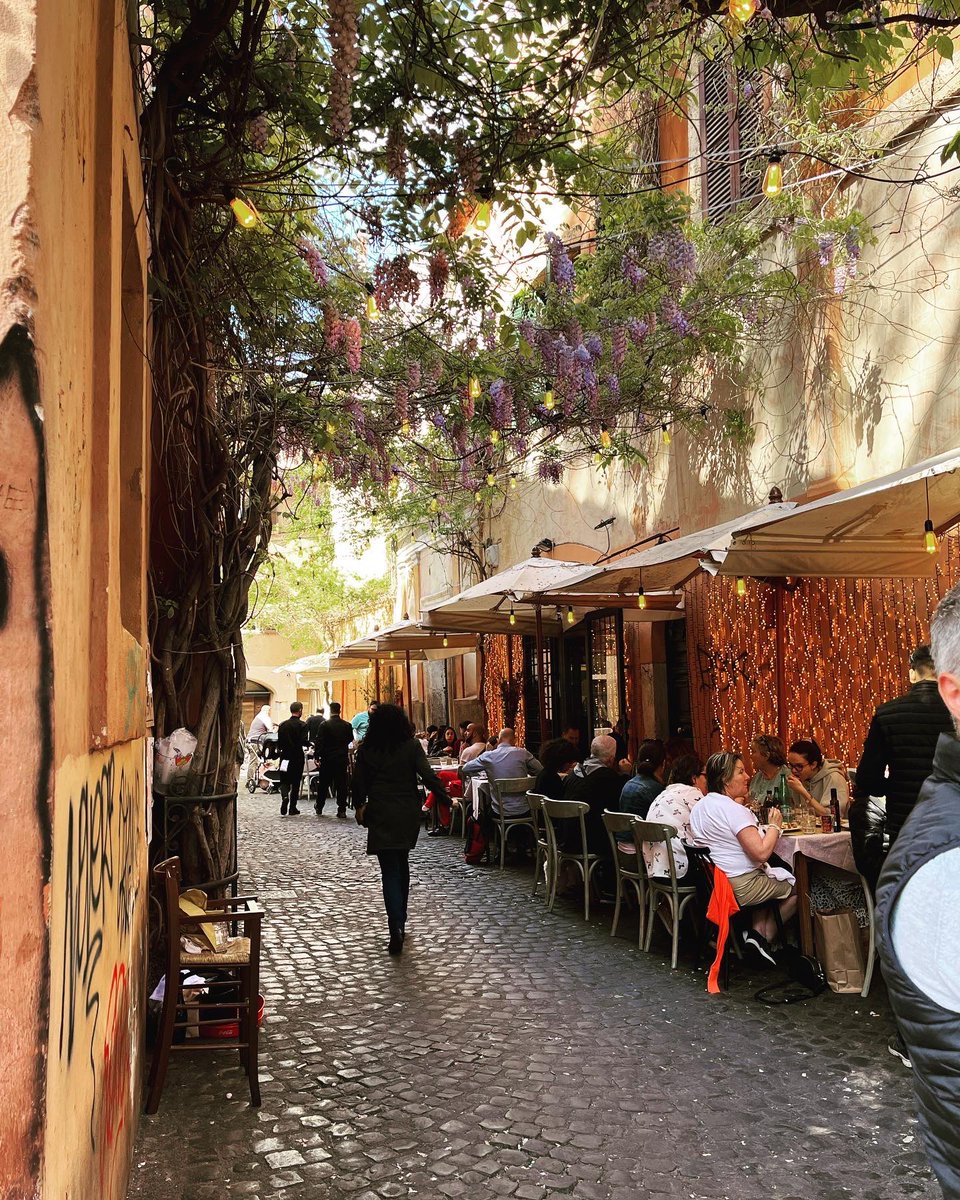 ShaheraWz's tweet photo. Italian alley🇭🇺 #italy #love #travel #photography https://t.co/1YypxXC455