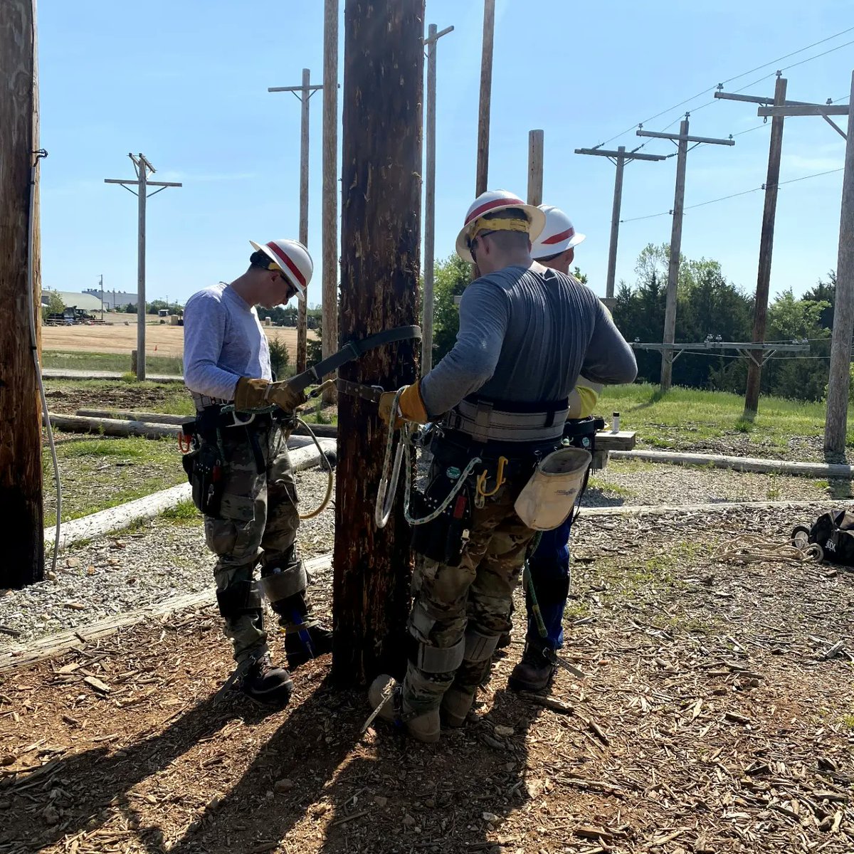 On 12 May RCSM Brennan visited the US Army Prime Power School engaging with the 12Q (Power Line Distribution Specialist) course. RCSM was able to observe and interact with students while they went through instruction.

📷  SGT Macaela Perry 

#ServeWithUs 
#ArmyLeadership