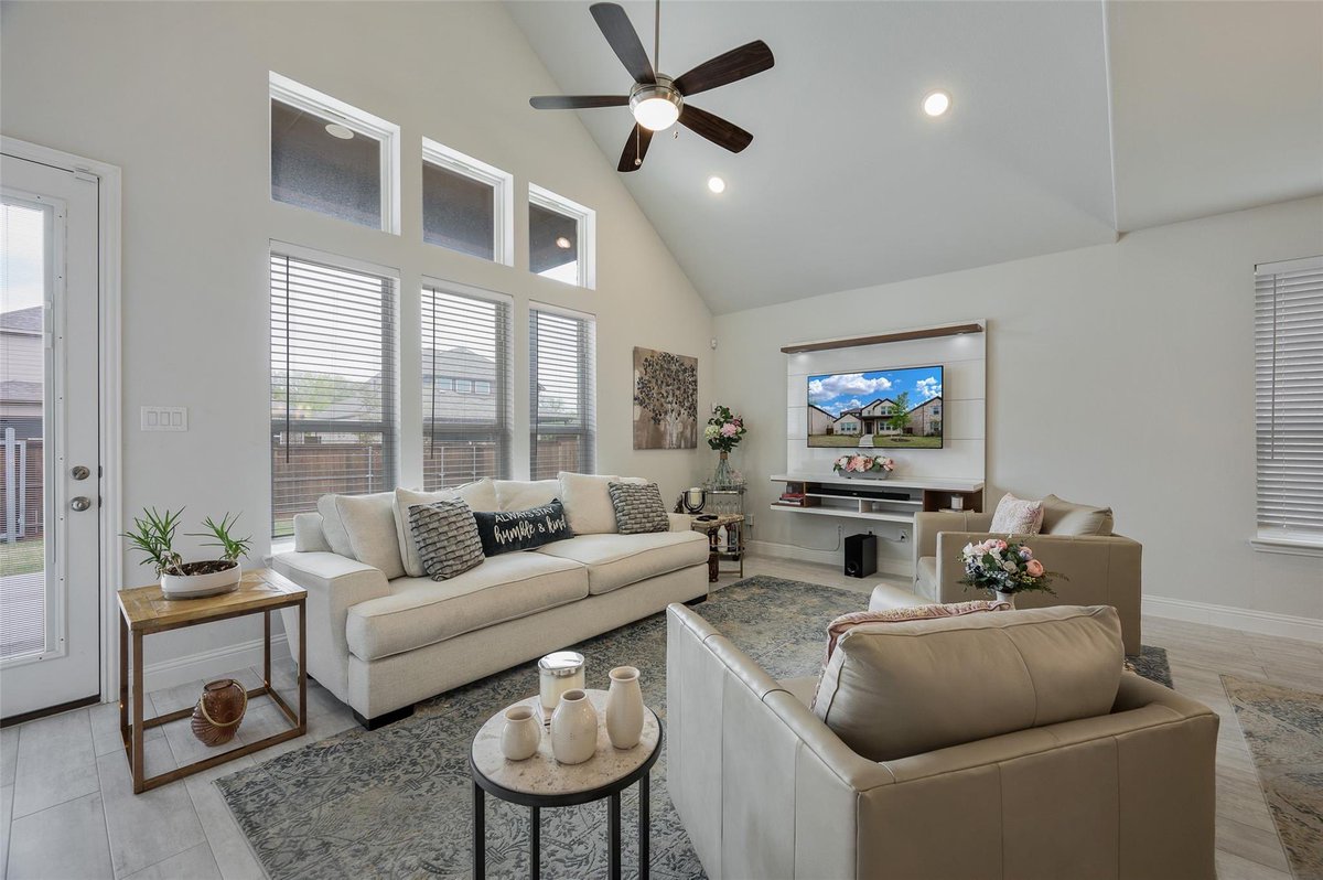 benwegmann's tweet photo. Two more SOLD homes today 🔥

Top in Frisco, bottom in Fort Worth.

I’ve closed on 10 homes so far this month with 4 more to go. 14 closings in one month is the most I’ve ever done in my career. Truly blessed! https://t.co/pkvvUFaOvY