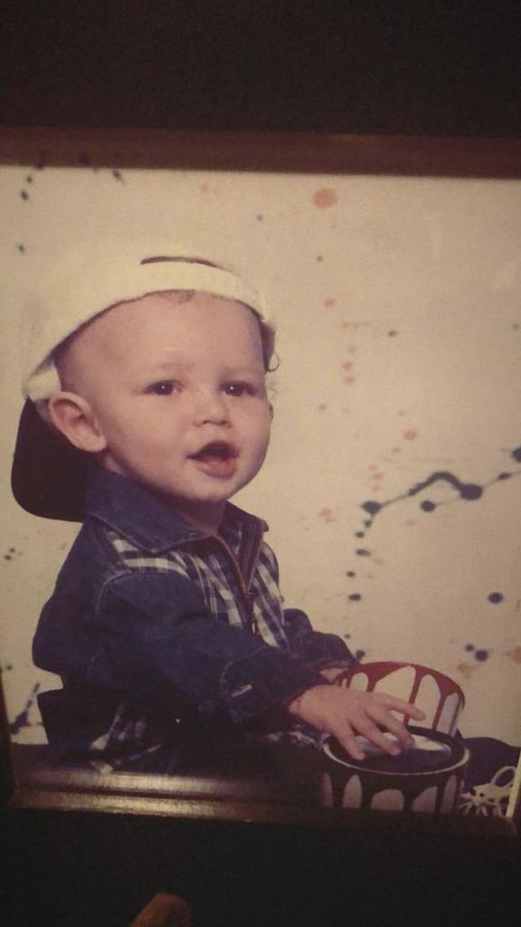 shittokindaok's tweet photo. shawn mendes : a thread, but as you scroll, he gets older https://t.co/ihoqfzF76j