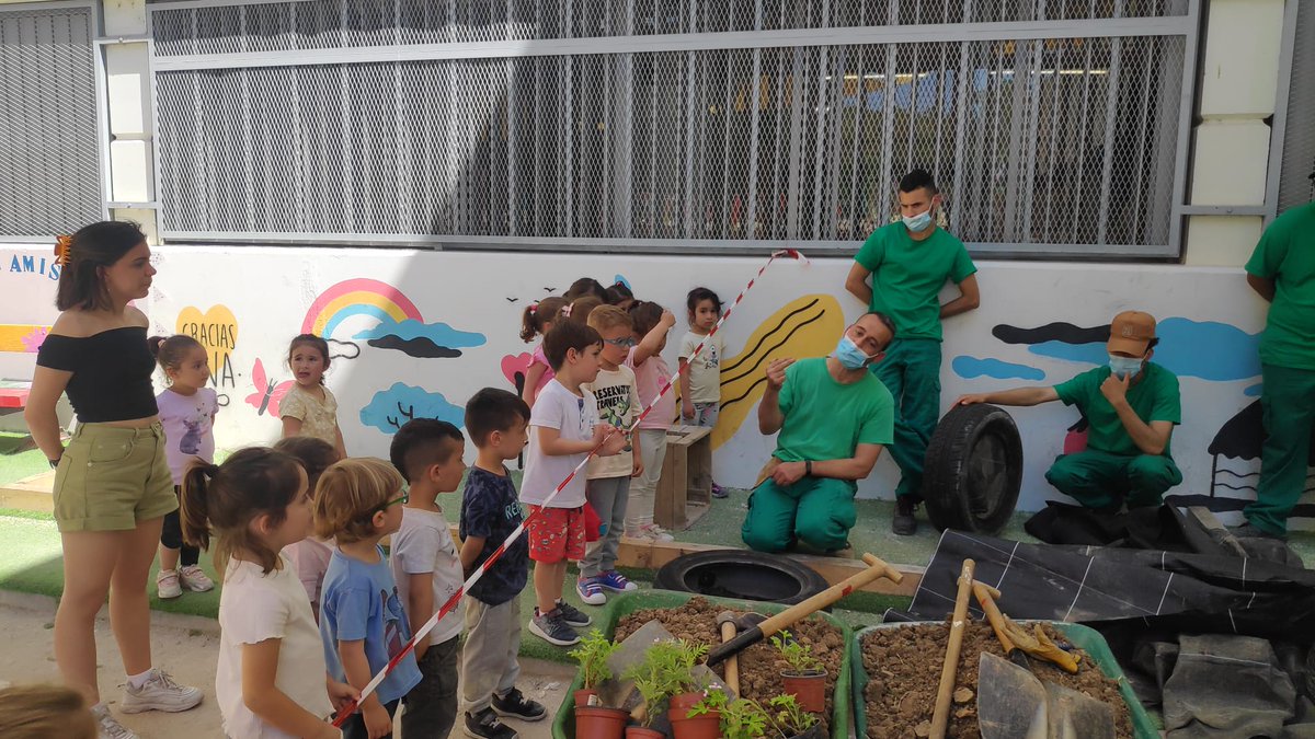 ceipmmozgz's tweet photo. Jardinería en Infantil 🏫

🆕 El martes vinieron del CSL San José y elaboramos una jardinera y un asiento, reciclando neumáticos viejos. ♻️
Ayudamos echando tierra y plantando los geranios. ☘️
Nos explicaron cómo cuidarlas, regarlas... 🌱💜

#ceipmmozgz #3años #CSL #ReCreando https://t.co/QswhFO9qTf