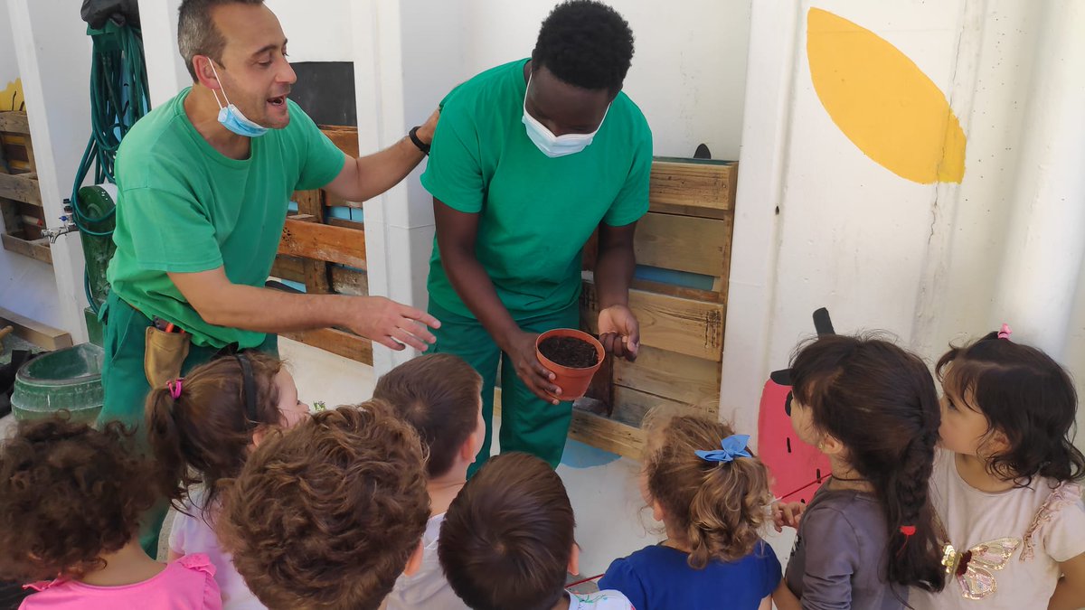 ceipmmozgz's tweet photo. Jardinería en Infantil 🏫

🆕 El martes vinieron del CSL San José y elaboramos una jardinera y un asiento, reciclando neumáticos viejos. ♻️
Ayudamos echando tierra y plantando los geranios. ☘️
Nos explicaron cómo cuidarlas, regarlas... 🌱💜

#ceipmmozgz #3años #CSL #ReCreando https://t.co/QswhFO9qTf