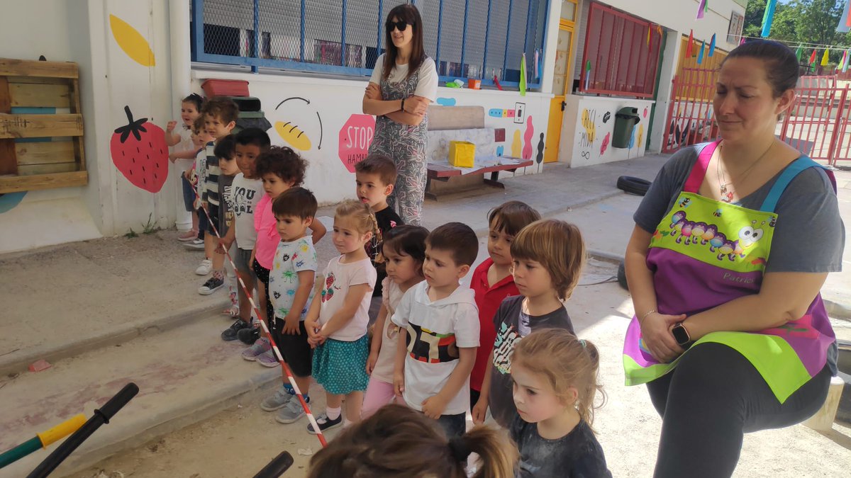 ceipmmozgz's tweet photo. Jardinería en Infantil 🏫

🆕 El martes vinieron del CSL San José y elaboramos una jardinera y un asiento, reciclando neumáticos viejos. ♻️
Ayudamos echando tierra y plantando los geranios. ☘️
Nos explicaron cómo cuidarlas, regarlas... 🌱💜

#ceipmmozgz #3años #CSL #ReCreando https://t.co/QswhFO9qTf