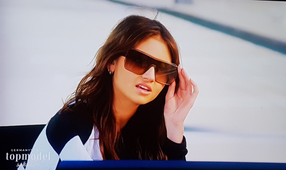 IamIllgner's tweet photo. Wenn du NICHT glauben kannst, dass deine Mutter seit 16 Folgen eine Kandidatin wie Lieselotte mitschleppt: #GNTM https://t.co/KFWNM2vloI