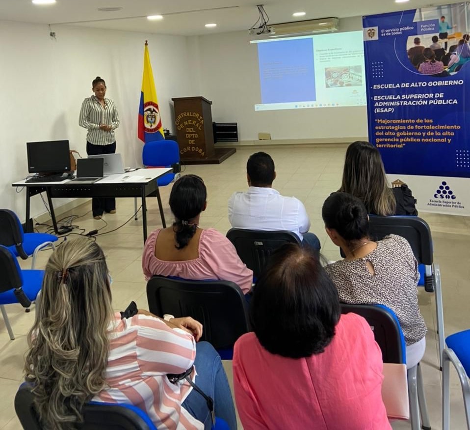 ESAPOficial's tweet photo. ¡Seguimos recorriendo los departamentos de Colombia con conocimiento! 🇨🇴🏫 Desde Montería, Córdoba funcionarios de nivel directivo y asesor del Estado colombiano se capacitan con la Escuela de #AltoGobiernoESAP en Talento Humano con énfasis en seguridad y la salud en el trabajo. https://t.co/NdCCex7UqF