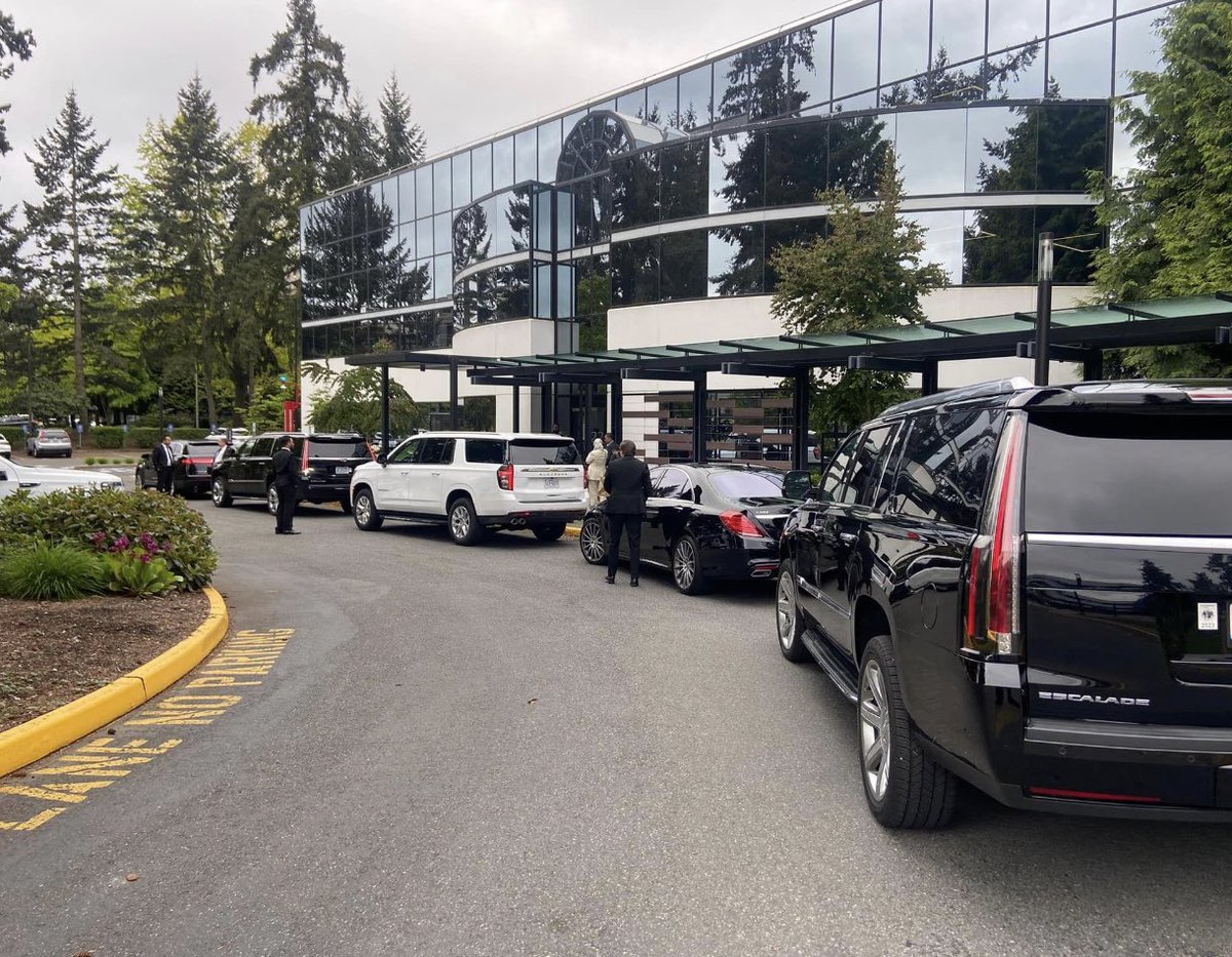 Bdrivesofficial's tweet photo. Trump limo service picking up ride from @RedSox https://t.co/BtYiFmnSxA