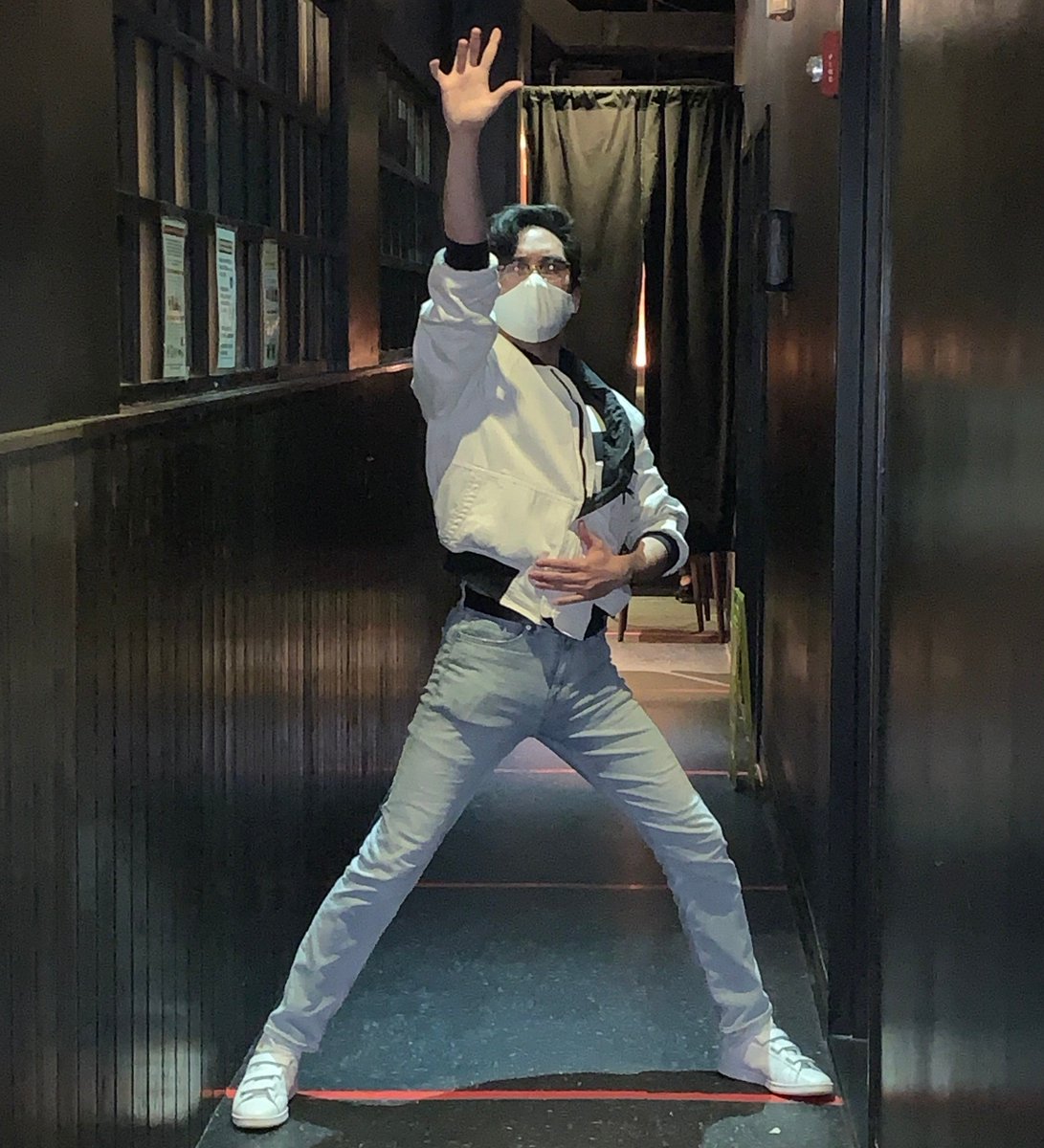 SRFlubber's tweet image. Today's tokusatsu streetwear spotlight is a personal one.
It's the reversible bomber jacket used in 36 of the 47 episodes of Kamen Rider BLACK RX, and episode 7 of Juukou B-Fighter.
This is the story of how tokusatsu taught me the importance of archival fashion.
(1/???)