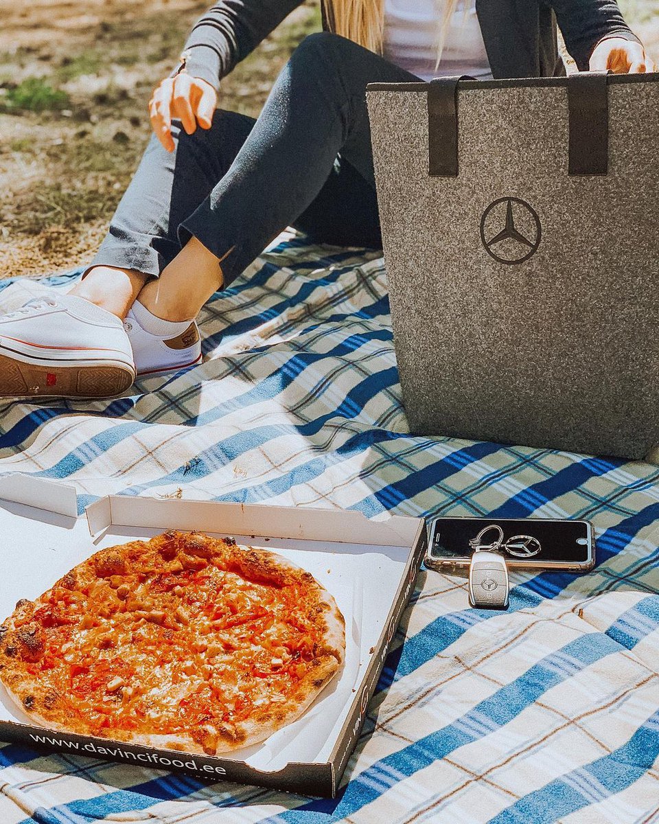 MB_Hermer's tweet photo. Día de campo al estilo Mercedes-Benz.🍕🌿
#MBCollection https://t.co/96kjXmbxsI