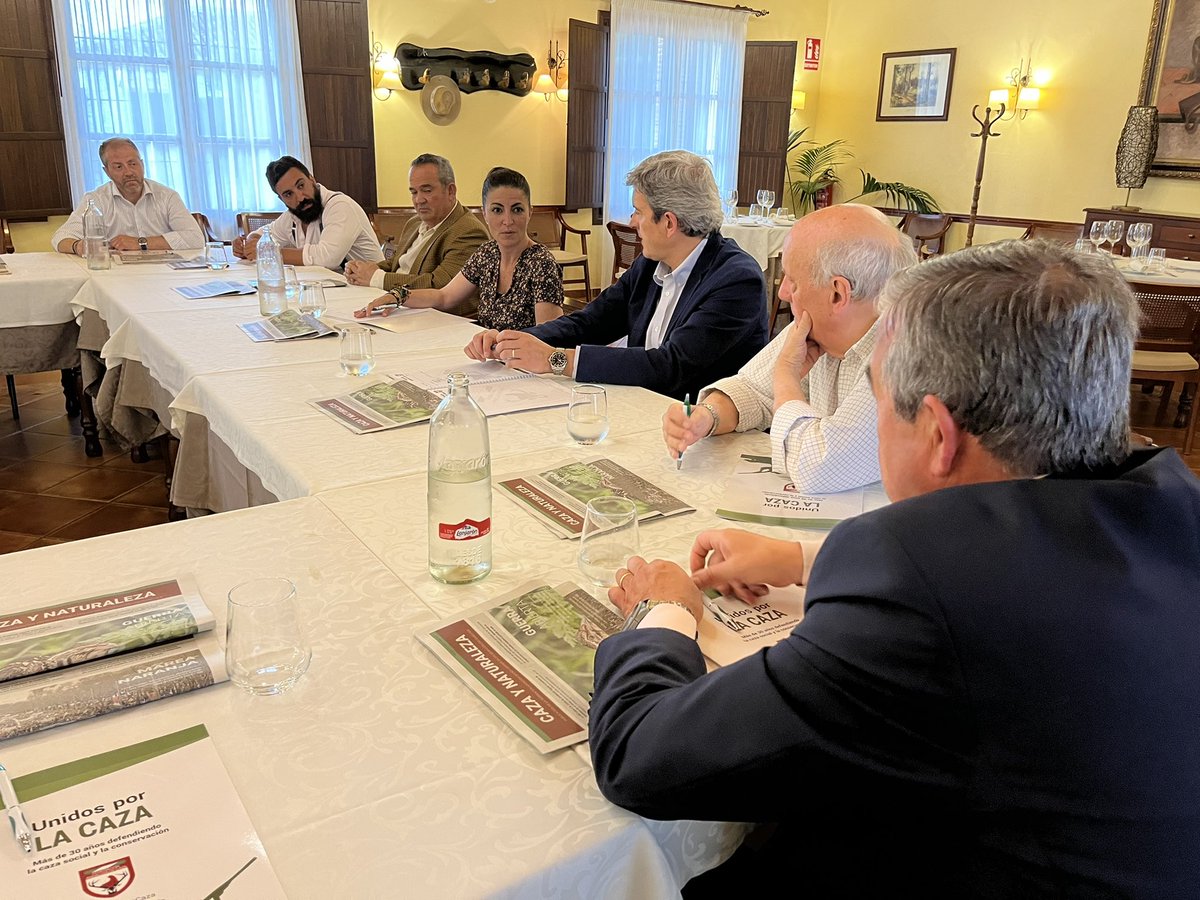 Agradecemos a <a href="/Macarena_Olona/">Macarena Olona</a>, candidata de <a href="/vox_es/">VOX 🇪🇸</a> a la Junta de #Andalucía, su visita para tomar contacto con la #caza y conocer sus demandas y necesidades

Nos hemos emplazado a un próximo encuentro con cazadores en el marco de #LaCazaTambiénVota
