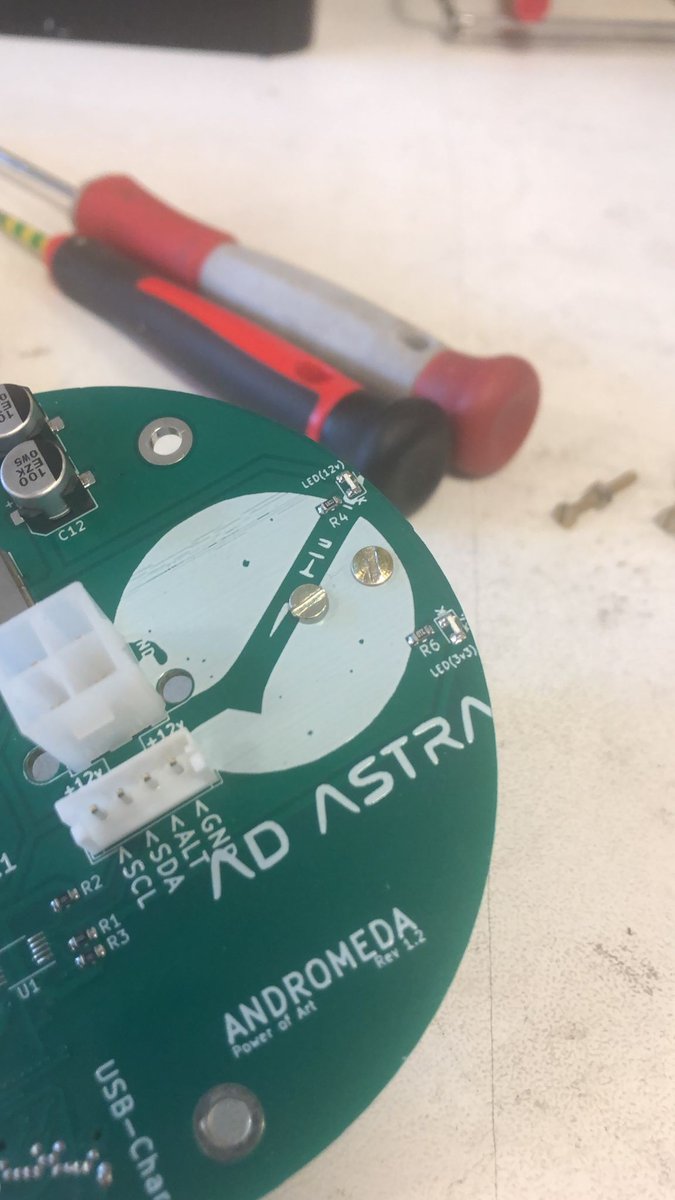 Federation_OSM's tweet photo. Quelques photos de l'intégration de la fusée expérimentale Andromède du projet @AdAstra_FOSM, dans le local Fédération au sein de @Electrolab_Fr 

Avec une vitesse maximale qui approchera Mach 1, pour atteindre 3 km d'apogée, l'intégration des composants doit être minutieuse ! https://t.co/IRzirDdJd9