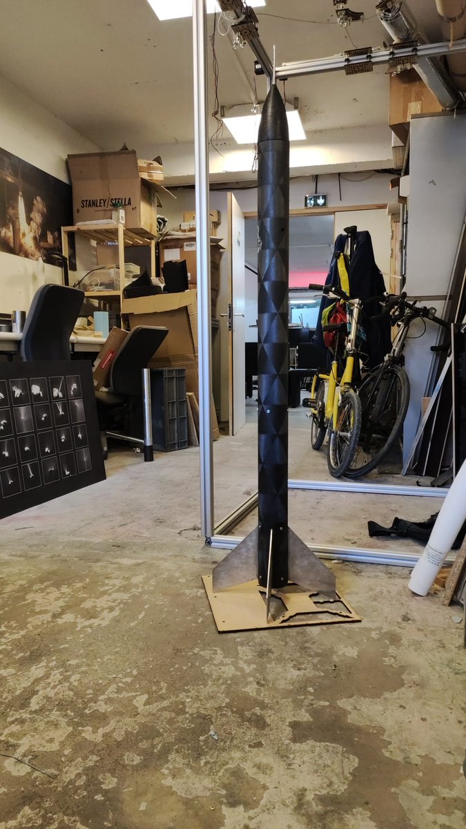 Federation_OSM's tweet photo. Quelques photos de l'intégration de la fusée expérimentale Andromède du projet @AdAstra_FOSM, dans le local Fédération au sein de @Electrolab_Fr 

Avec une vitesse maximale qui approchera Mach 1, pour atteindre 3 km d'apogée, l'intégration des composants doit être minutieuse ! https://t.co/IRzirDdJd9