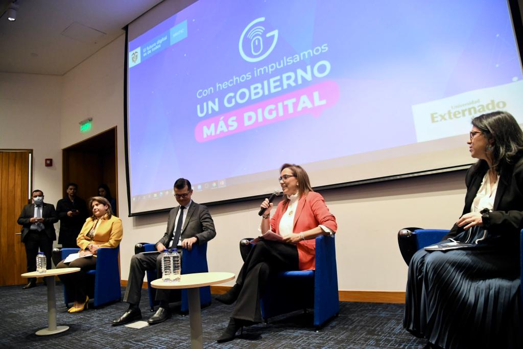 CarmenLigiaV's tweet photo. En el foro académico #UnGobiernoMásDigital, junto con la @MinTransporteCo @orozco_angela, el viceministro de Transporte @paboncamilo y la viceministra de Protección Social @GodoyMariaA_, destacamos los avances de estas entidades en materia de Transformación Digital del Estado. https://t.co/AJiVOtP4Fs