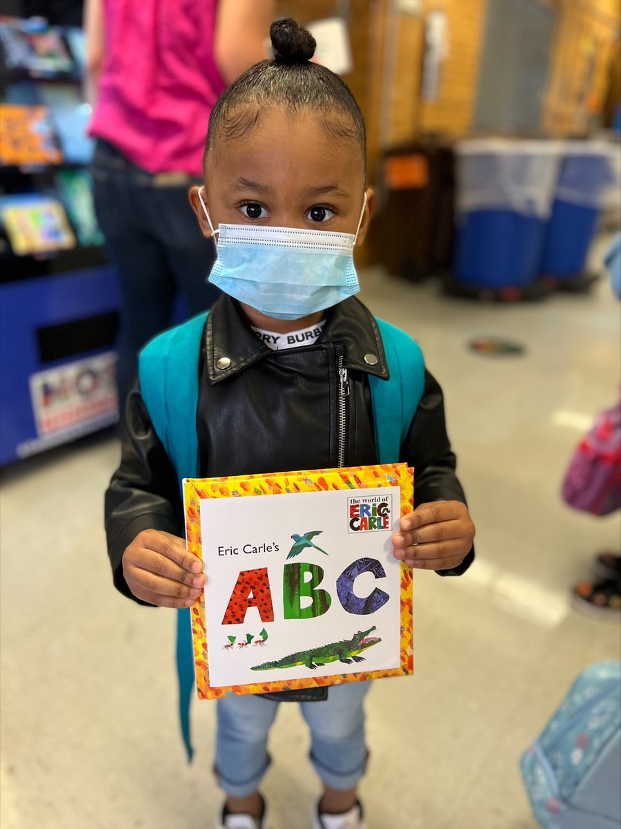 MosaicPrep's tweet photo. Our 3K scholars loved picking out books to take home from our book vending machine. They were so excited to go home and read their new book with their grownup. #100BookChallenge https://t.co/vRa1NTvclM