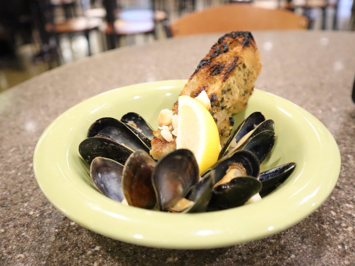 xavierdining's tweet photo. Throw back to January's Chef's Table featuring Mussels.

#tbt #throwbackthursday #XavierUniversity #collegedining https://t.co/M4Q7zkNYV7