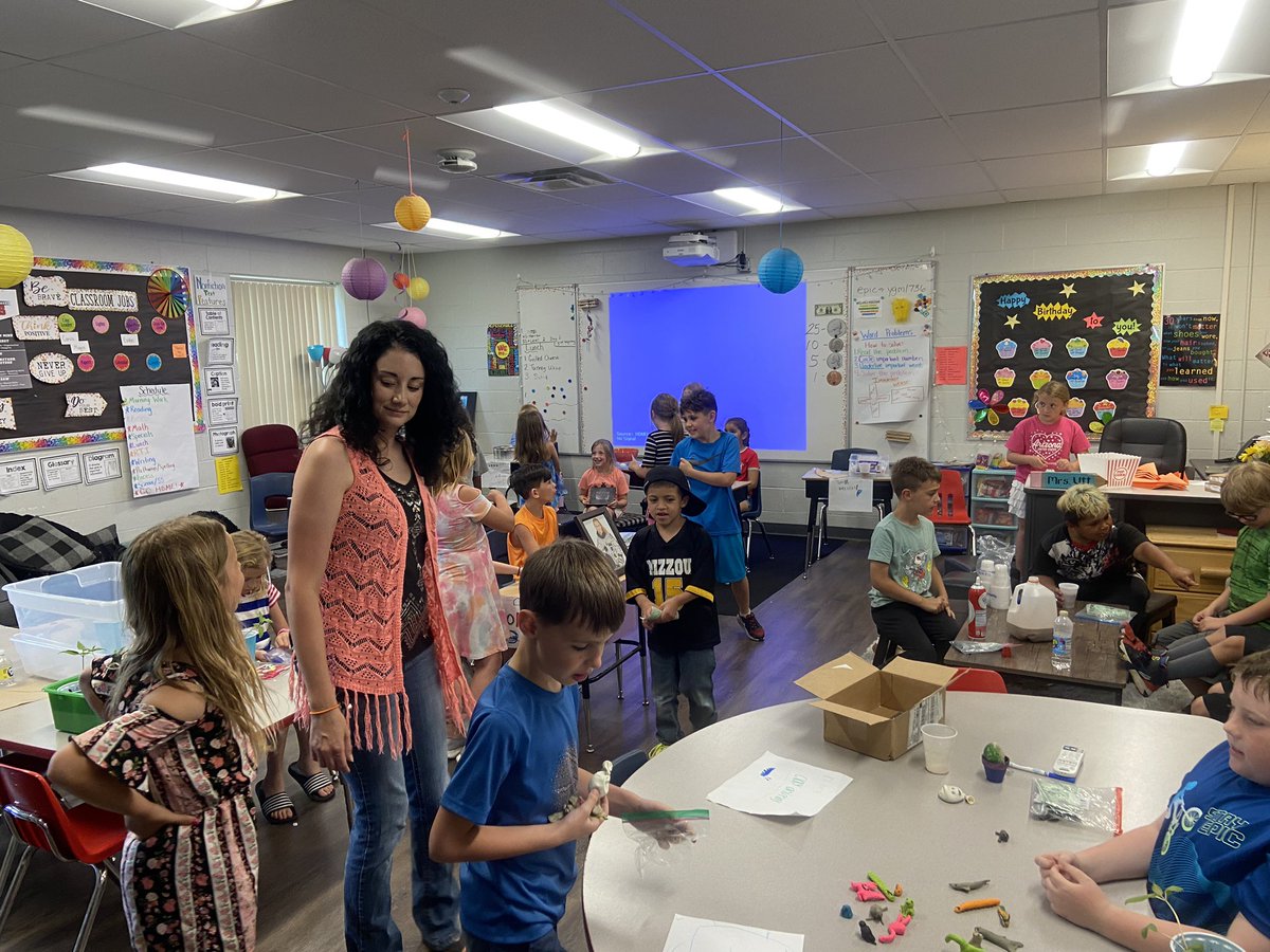 Harris_2ndGRR's tweet photo. 2nd Grd invited us to shop during their mini society! Ss created businesses and goods/services to sell. The kids and I had a GREAT time and I look forward to teaching this next year in 2nd grade!! @OConnorSoconnor @teacherutt @mhuke02 Thanks! #TigerLegacy https://t.co/tGterHo0M0