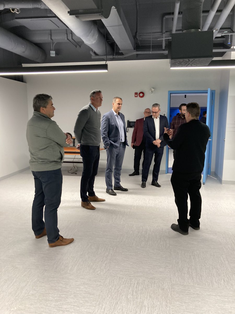 EnricoCiccone's tweet image. Hier, j’ai participé à l’inauguration officielle du nouveau complexe musical de l’École Dorval-Jean-XXIII. Bravo à l’école de donner aux étudiant.e.s de meilleures installations grâce auxquelles ils continueront à peaufiner leurs talents musicaux et à regarder vers l’avenir!🎼👌