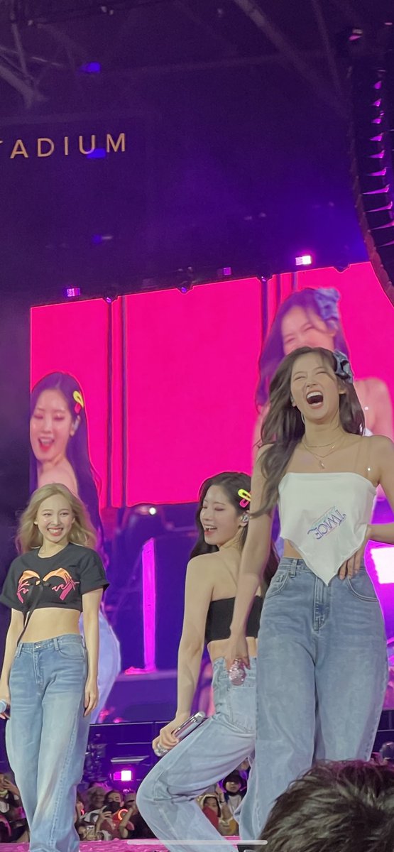 JoeMGonzalez's tweet photo. Love this #DAHYUN going down and #SANA laughing. Meanwhile #NAYEON be like, "what am I seeing" - Twice in LA Day 1 051422 #TWICE #TWICE_4TH_WORLD_TOUR_ENCORE #TWICE_4TH_WORLD_TOUR_ENCORE_D2
#IM_NAYEON @JYPETWICE #TWICE_SenatePrimaryFirstWin #TWICEinLA #다현 #나연 #사나 #트와이스 https://t.co/2qwmLt9w8T