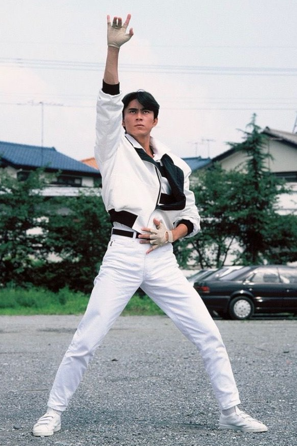 SRFlubber's tweet image. Today's tokusatsu streetwear spotlight is a personal one.
It's the reversible bomber jacket used in 36 of the 47 episodes of Kamen Rider BLACK RX, and episode 7 of Juukou B-Fighter.
This is the story of how tokusatsu taught me the importance of archival fashion.
(1/???)