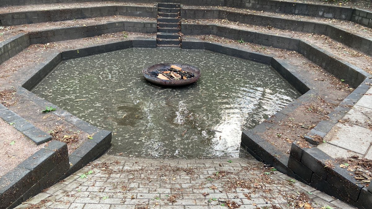 Buitje regen vanmiddag vulde in notime onze kampvuurkuil!