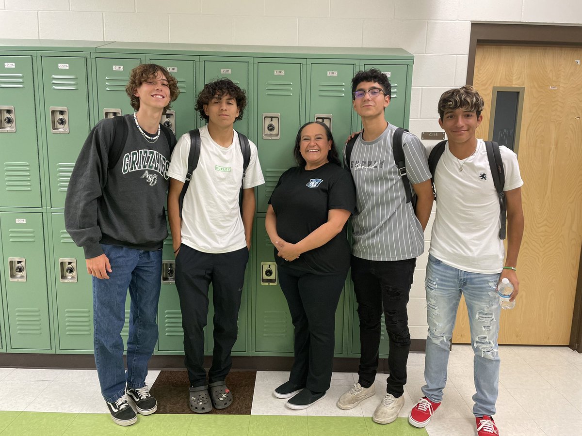 Freshmen year vs senior year 🥹 #Classof2022 <a href="/HarlanWorldLang/">Harlan World Languages</a> <a href="/NISDWorldLang/">NISD World Languages</a>
