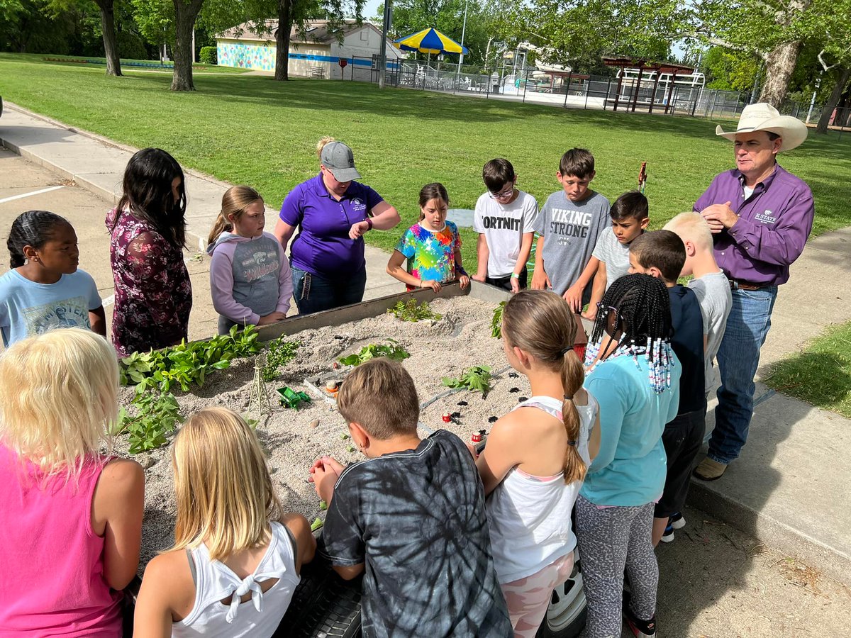VisitLindsborg's tweet photo. 1/2 Thx #Soderstrom Elem. #4th ss for helping #plant a #pollinators #garden along #MeadowlarkTrail. We♥#communityservice that is part of the #SmokyValley #USD400 community awareness.  
Made possible by community partners: City/Lindsborg Parks Dept, @monarchwatch, @KStateKCARE... https://t.co/C3veTFYWqe