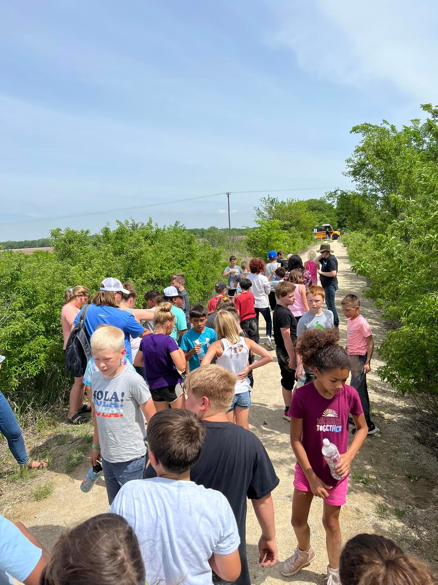VisitLindsborg's tweet photo. 1/2 Thx #Soderstrom Elem. #4th ss for helping #plant a #pollinators #garden along #MeadowlarkTrail. We♥#communityservice that is part of the #SmokyValley #USD400 community awareness.  
Made possible by community partners: City/Lindsborg Parks Dept, @monarchwatch, @KStateKCARE... https://t.co/C3veTFYWqe