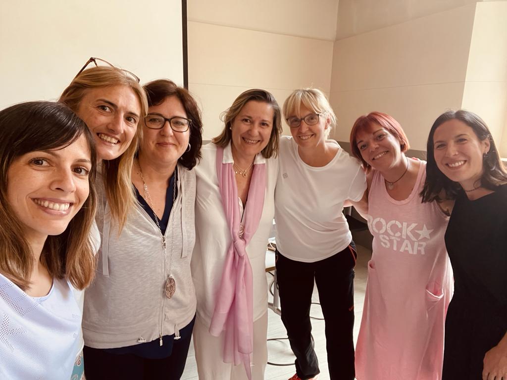 A Vedruna eduquem per a ser! Aquest dijous a Vic, primera trobada de les escoles que ja imparteixen el programa Escola Atenta. Una magnífica eina per treballar la #interioritat a l'aula ✴️  #escolacompromesa #silenci #consciència