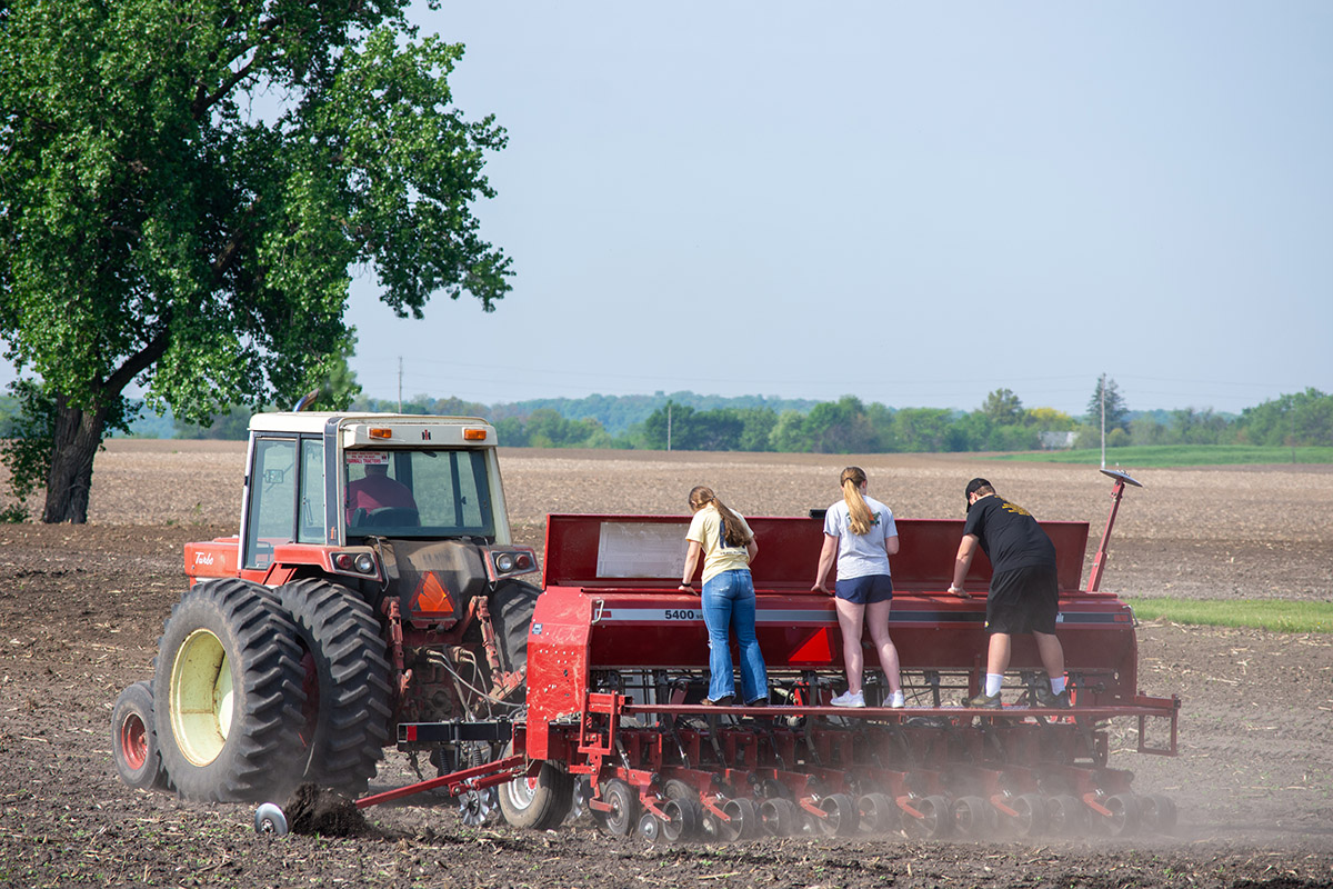 EldonCStutsman's tweet image. Beautiful day and working with the @LoneTreeFFA to get a test plot in? The makings of a pretty good Thursday.
#agronomy #doingtolearn #testplot #stutsmans