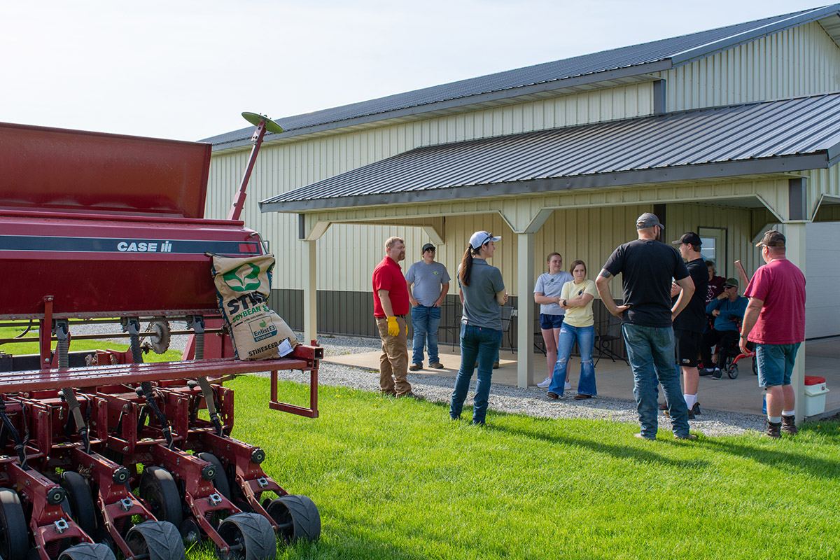 EldonCStutsman's tweet image. Beautiful day and working with the @LoneTreeFFA to get a test plot in? The makings of a pretty good Thursday.
#agronomy #doingtolearn #testplot #stutsmans