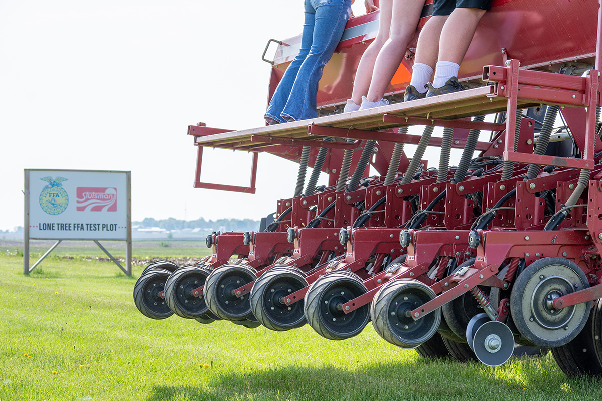 EldonCStutsman's tweet image. Beautiful day and working with the @LoneTreeFFA to get a test plot in? The makings of a pretty good Thursday.
#agronomy #doingtolearn #testplot #stutsmans