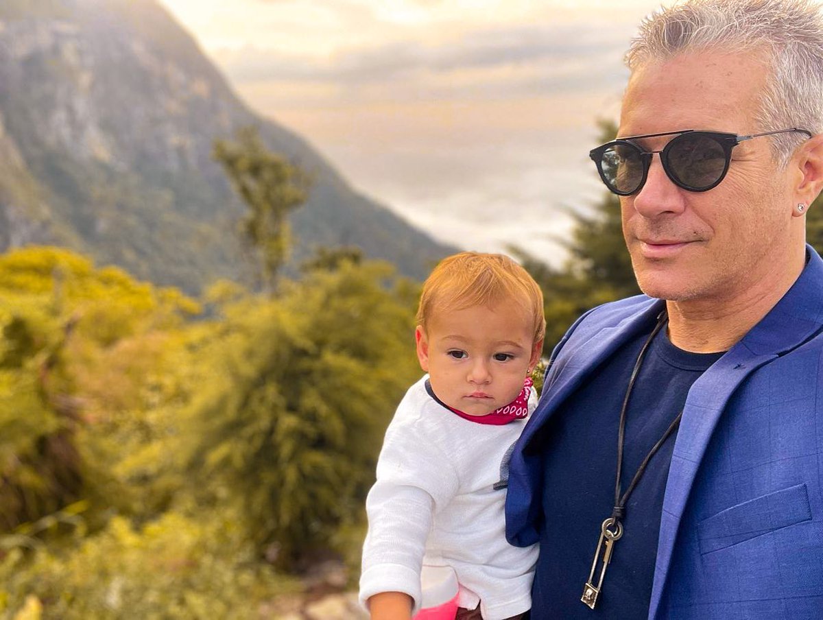 despiertamerica's tweet photo. #FernandoCarillo nos presume a su pequeño bebé, Milo 😍🥰 ¡Qué lindo es! 💙 https://t.co/8Xo10b8LDj