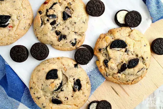 frugalfoodiemom's tweet photo. These easy to make #peanutbutter cookies start with a #cakemix and are loaded with chunks of chopped #Oreos . Get the #recipe now at>> https://t.co/dq3ePFYZKa #cakemixcookies #dessert #peanutbuttercookies https://t.co/ouXUHQkscI