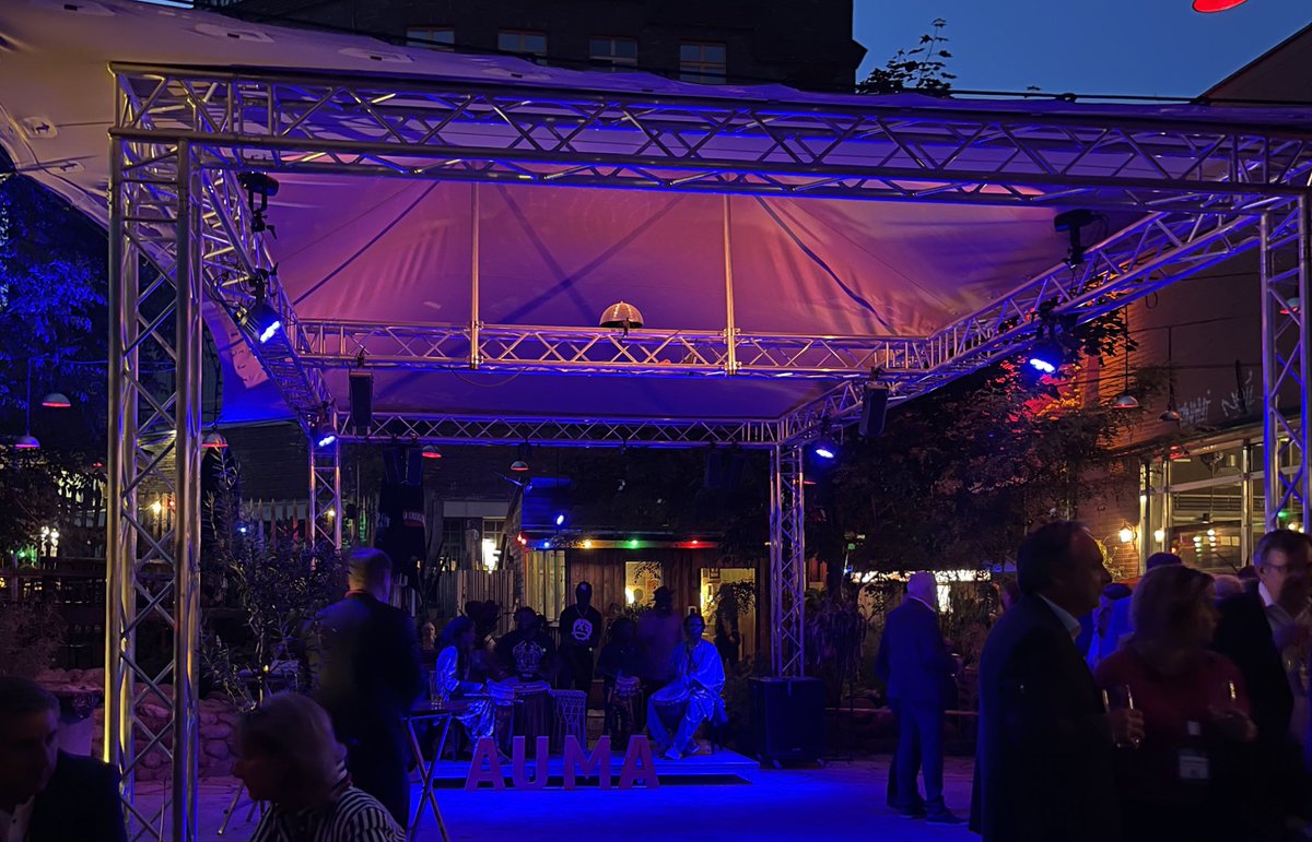 AUMAeV's tweet photo. Was für eine Nacht. Wir haben „Trommeln für die #Messewirtschaft“ versprochen. Bitte sehr!
#aumamessetreff22 #messetreff #messemensch https://t.co/yL8GDE2eXB