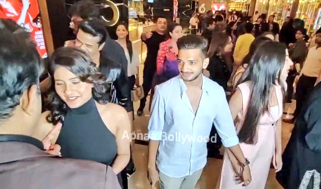 AisAbdul2486's tweet photo. If i'm not wrong
This what happening in @munawar0018 s mind 
(*a storm like situation )

Thama hai haath kisi ka 
Lekin
Nigahen kahi aur 😂

#AnjaliArora
#Munjali https://t.co/EHZA2seRjX