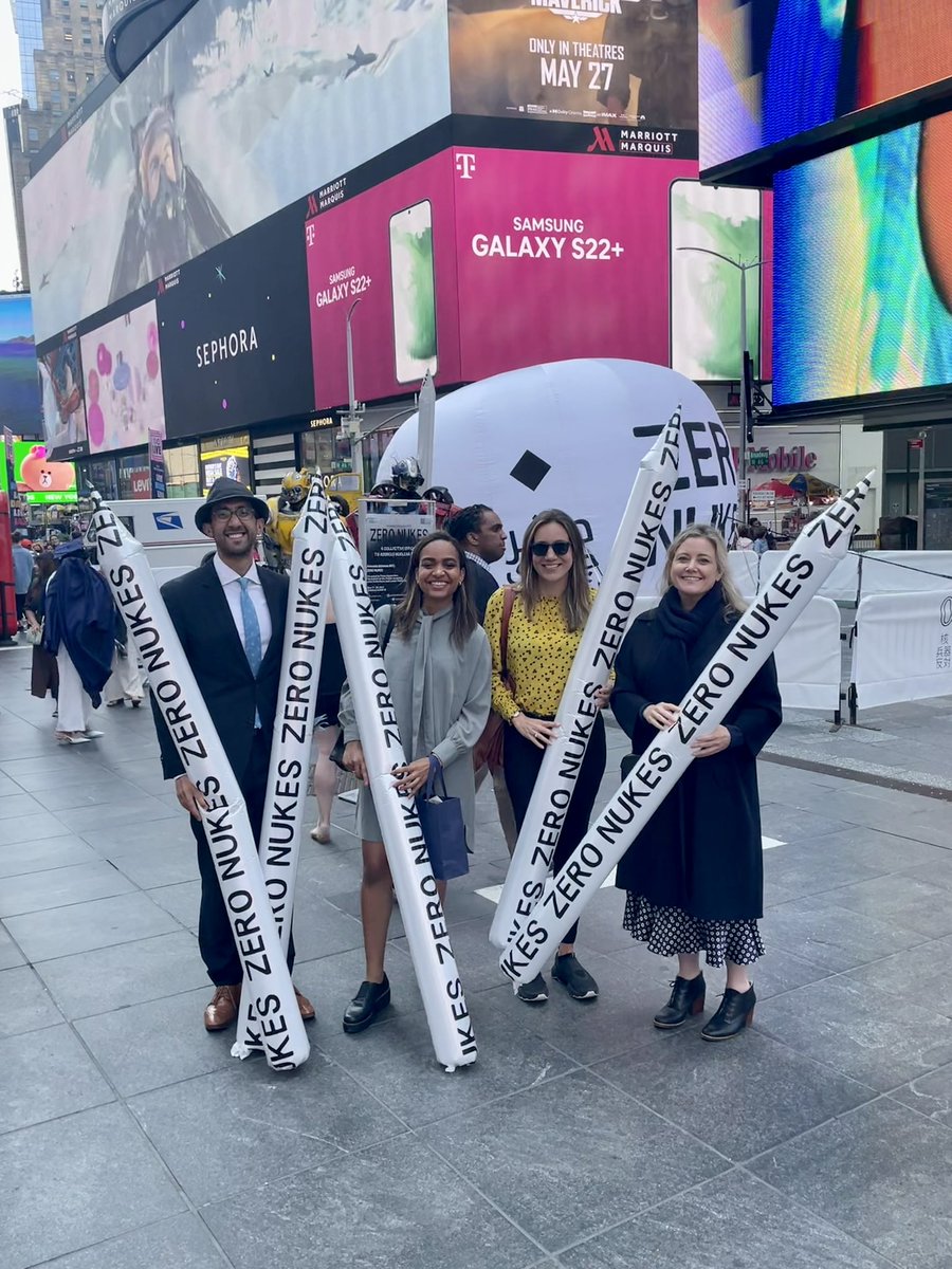 ACarnegieFdn's tweet photo. Stop by @TimesSquareNYC for the #amnesiaautomica expo and take part in symbolically dismantling the world's stockpile of 12,075 nuclear weapons. Each day of the event limited-edition ballons will be released to the public at 4pm. #nyc https://t.co/NqZ5ZBqrT6