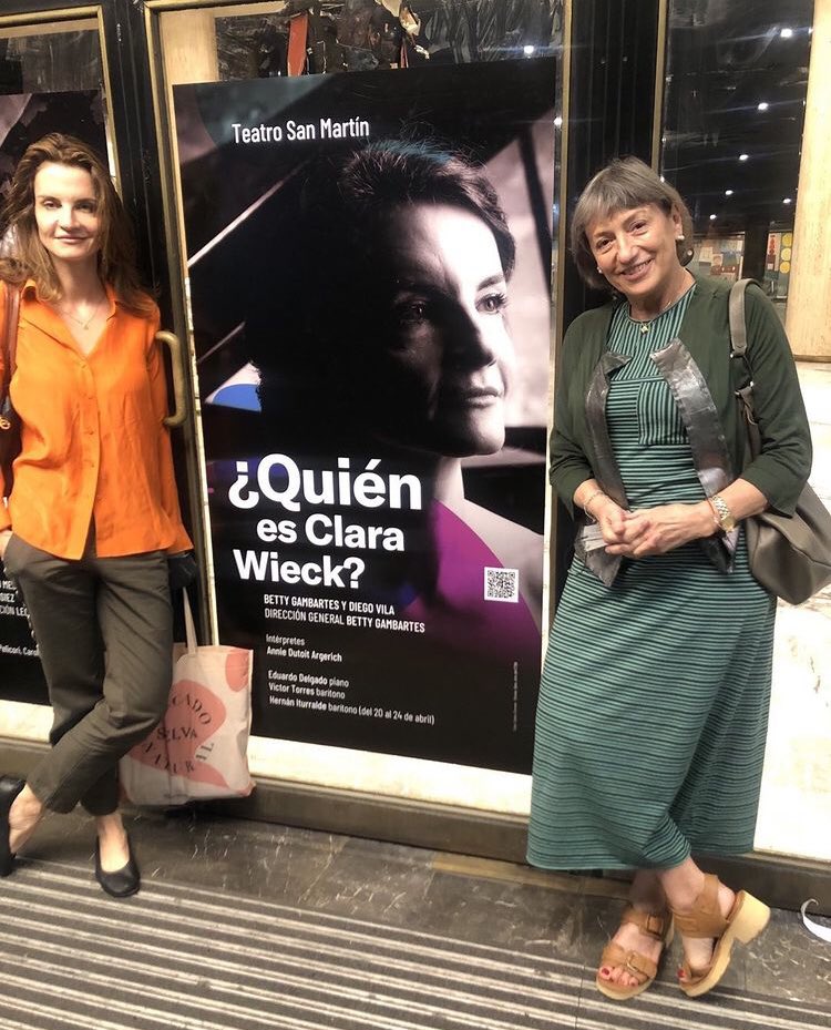 Hoy (18h) nota a  #AnnieDutuoitArgerich y  a  #BettyGambartes (protagonista y autora-directora de "¿Quién es Clara Wieck?". Vida de #DorothyHowell; <a href="/GoldSoprano/">soprano gold</a> con canciones de cámara de compositoras. Con <a href="/marg_zel/">Marga Zelarayán</a>. Por FM96.7 <a href="/nacionalclasica/">Radio Nacional Clásica FM 96.7</a>. 🎧➡️radionacional.com.ar/nacional-clasi…