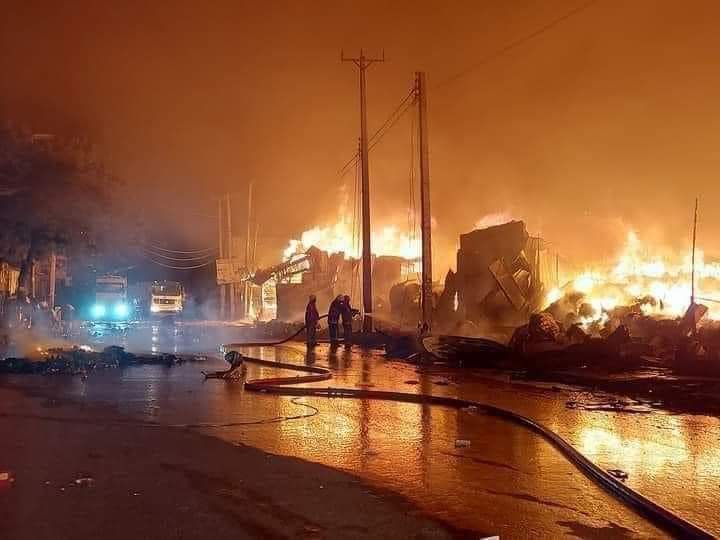 Honsayid's tweet photo. Ilaahey ummadda haka badbaadiyo dabka ka kacay suuqa ganacsiga ee ku yaalla Banaadir(Isgoyska Banaadir).

Walaalaha ku hanti beelay beddel kheyr leh Eebbe weyne ha ugu deeqo. https://t.co/6pWp0kGGvJ