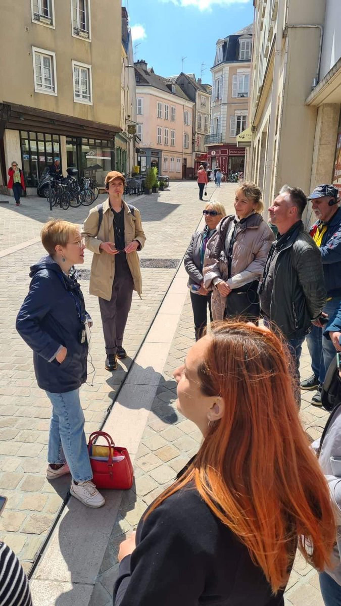 AgilrContact's tweet photo. Les visites guidées bénévoles pour les réfugiés ukrainiens continuent. Nos #guidesconferenciers sont sur le terrain: à Paris, Chartres et Toulouse. https://t.co/DCREndGM9G