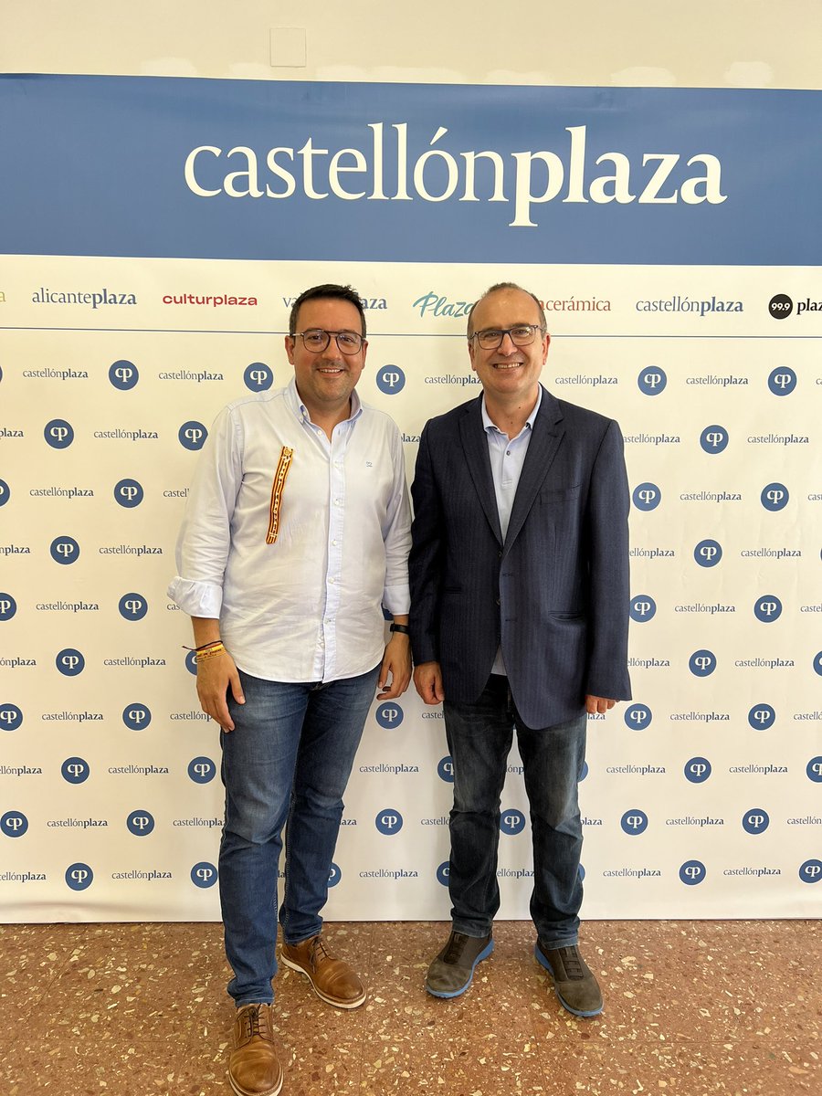 AdrianCasabo's tweet photo. 🎙Primera ronda per les #bodeguetes dels mitjans amb els companys de @PPVilareal 

Gràcies, companys de la premsa, per la important tasca d‘informació durant tot l’any i també per fer-vos ressò de tots els actes de les #festes de Sant Pasqual. #SP2022 #ElVila_realDeTots 😉 https://t.co/ctfJZiDrJY